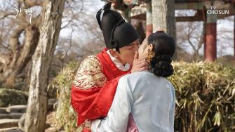 Выбор: Войны между девушками /  Королева: Любовь и война